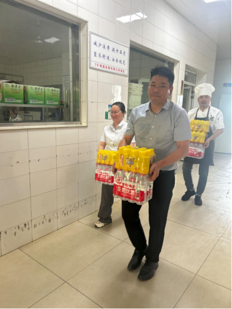 華誠集團(tuán)開展夏送清涼慰問活動(dòng)